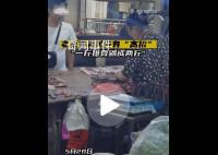 大妈战术性剁排骨1斤瞬间变2斤 真的非常的无语呀