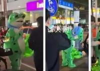 “卖崽青蛙”动了谁的蛋糕
