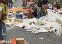 水果摊无人看守30箱香蕉被抢光 老板当时人不在雇了俩小伙帮忙卖