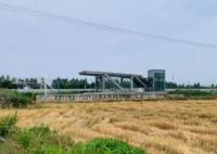 投2亿建的地铁站成“孤岛” 地铁站周边杂草丛生附近居民绕道而行