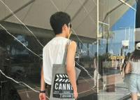 刘昊然戛纳街头白背心 引发了不少网友的热议