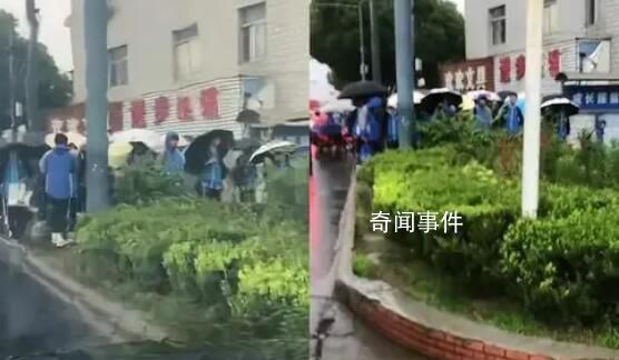 学生淋雨等开门:学校不到点不让进