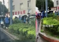 学生淋雨等开门:学校不到点不让进