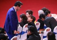 高亚麟揪易烊千玺耳朵 直接梦回送你一朵小红花里的场景了诶