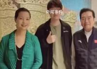 李天一全家福被网友打假 是两三年前偶遇李双江老师拍的合照