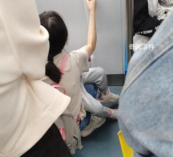 妈妈带俩孩子坐地铁没人让座 这样的场景让人们开始思考