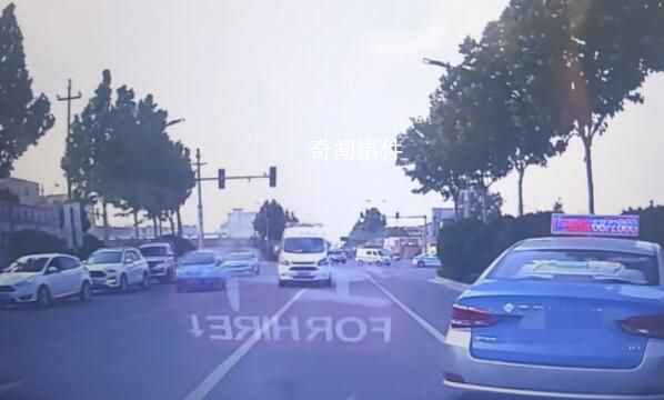 交通执法车逆行逼停出租车 车有问题交警才在路上拦截