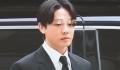 刘亚仁受访时被路人泼水 被市民扔咖啡瓶击中