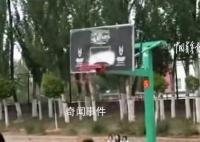 男生篮球赛投中超远三分压哨绝杀 网友：这个超远三分绝杀够吹一辈子了