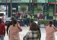 网曝多名城管街头推搡殴打一摊贩 回应：目前已关注此事正在调查阶段