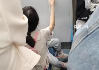 妈妈带俩孩子坐地铁没人让座 这样的场景让人们开始思考