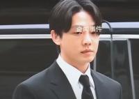 刘亚仁受访时被路人泼水 被市民扔咖啡瓶击中