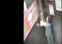 男童被困电梯20分钟冷静自救 20分钟后电梯打开男童获救