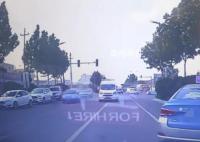 交通执法车逆行逼停出租车 车有问题交警才在路上拦截