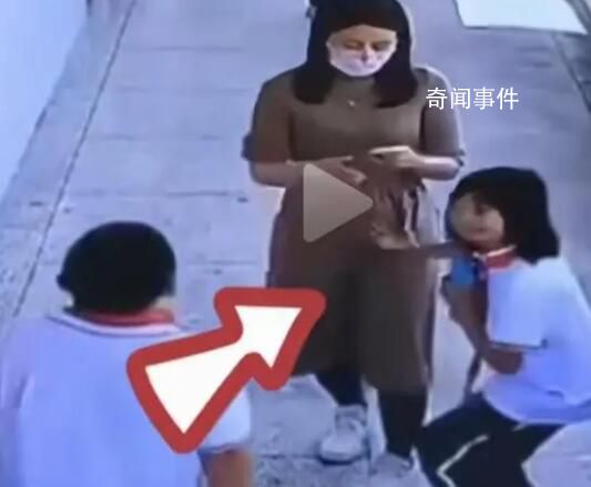 老师用脚踢孩子并揪进教室 网友：这样的老师能教好孩子吗