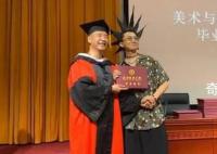 男生炫酷“海胆头”参加毕业典礼