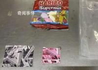 见到这种花花绿绿小纸片立即报警 两张纸卡藏有新型毒品LSD共计100片