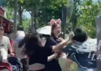 两对情侣因争位置在迪士尼大打出手 上海迪士尼又上热搜了