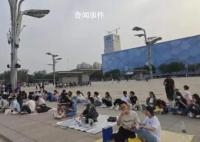 五月天鸟巢演唱会场外大合唱 还有歌迷举着宁肯鸟巢门口站