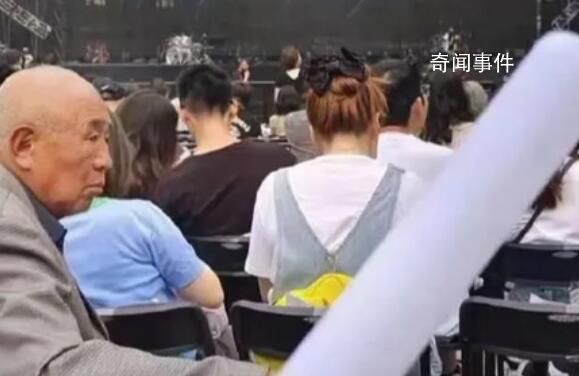 五月天演唱会场内 大爷气定神闲