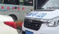 轿车等红灯挡救护车拒不让路 此事引发争议