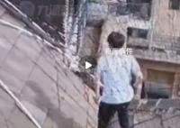 男孩14层楼顶攀爬妈妈哭求教育方法 这究竟是怎么回事