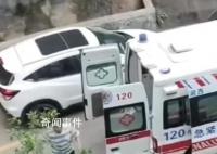 从26楼撑伞跳下男童生命体征平稳 全身多处骨折
