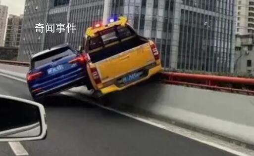 上海两车“斗气” 致一车骑跨高架栏