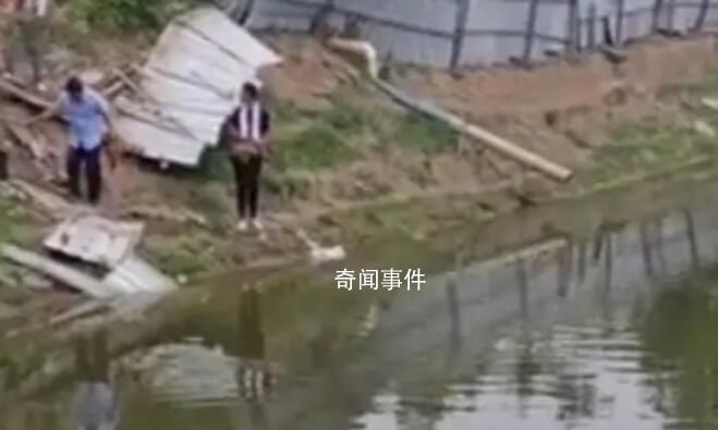 一家4口倒车溺亡 疑将油门当刹车