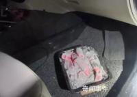 车撞护栏司机昏迷 路人发现车内烧炭