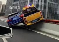 上海两车“斗气” 致一车骑跨高架栏