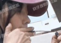 白百何聚餐抽烟被拍 看起来十分接地气
