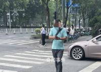 多地立法处罚过马路玩手机 马路低头族成安全新隐患
