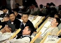 沈腾参加活动时睡着了 真的很让人担忧他的身体状况