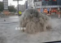 四川南充暴雨 下水道喷出1米高水柱