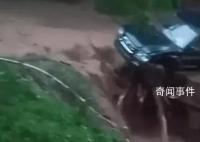 三门峡遭暴雨袭击:大水漫进街道