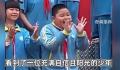 男孩六一表演化身行走表情包 祝愿大朋友还有小朋友都节日快乐