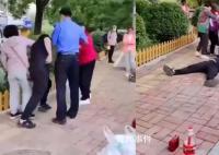 男子与老人起争执后被砸倒 现场画面曝光
