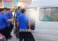 城管当街殴打货车司机 官方:停职