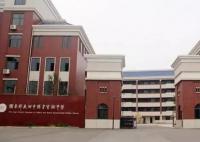 老师带家长找大师给学生文具开光 校方称已严厉叫停