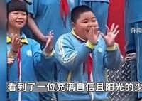 男孩六一表演化身行走表情包 祝愿大朋友还有小朋友都节日快乐