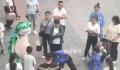 卖崽青蛙的崽被城管敲烂扔垃圾桶 青蛙人偶跟在城管身后无奈又无助