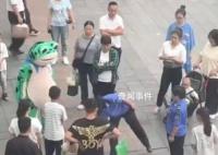 卖崽青蛙的崽被城管敲烂扔垃圾桶 青蛙人偶跟在城管身后无奈又无助