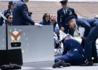 白宫说拜登摔倒后身体状况良好 被现场的沙袋绊倒不慎摔倒在讲台上