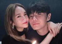 李荣浩提前给杨丞琳庆生 杨丞琳手臂环抱李荣浩脸颊相贴恩爱甜蜜
