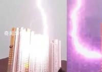 香港一住宅楼被雷击中 爆出火光
