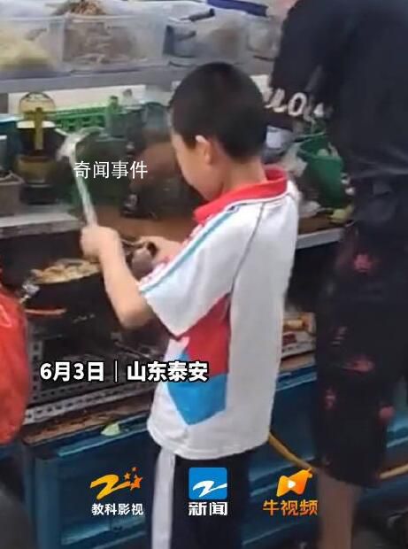 男孩在学校门口帮父亲摆摊炒面 网友：这也太厉害了吧