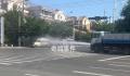 面包车着火路过洒水车1分钟灭火 司机特别给力做好事不留名