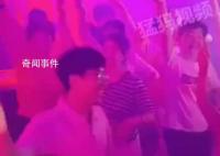 高考临近阿姨们在夜店里跳广场舞 阿姨：环境又好非常开心
