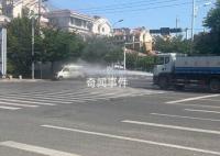 面包车着火路过洒水车1分钟灭火 司机特别给力做好事不留名
